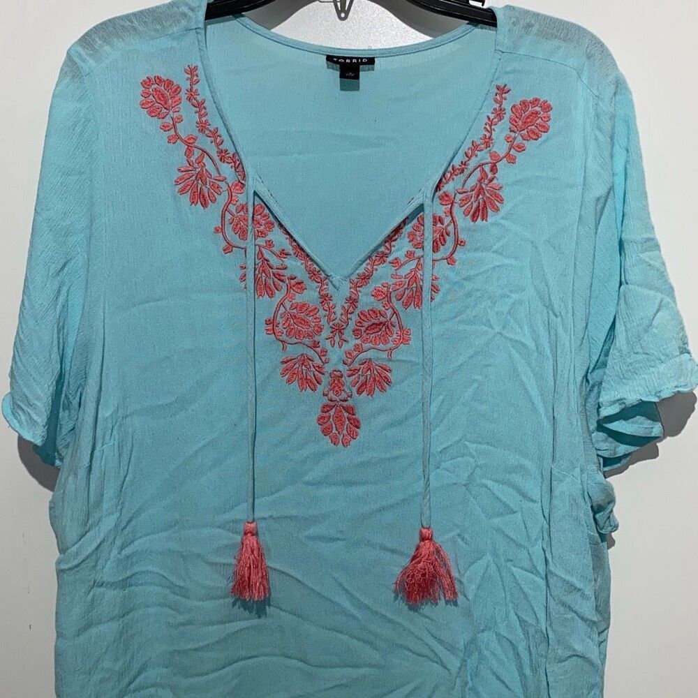 Torrid Women's Light Blue Pink Embroidered Short Sleeve‎ Tunic Top Size 3